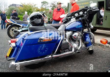 Comté de Carryduff en Irlande du Nord 21 septembre 2024 - Harley Davidson Road King avec casque assis sur le siège Banque D'Images