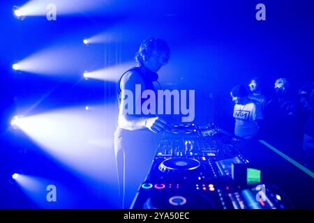 Édimbourg, Écosse. Ven. 11 octobre 2024. Daniel Avery, producteur de musique électronique et DJ anglais, est sur scène à la Fruitmarket Gallery. Cela faisait partie d’une soirée club promue par le site d’Édimbourg Sneaky Pete’s, sa 10e collaboration avec le site. Daniel Avery a commencé le DJing en 2009 sous le nom de Stopmakingme et a sorti cinq albums dont Love + Light (2020), Together in Static (2021) et Ultra Truth (2022). Banque D'Images