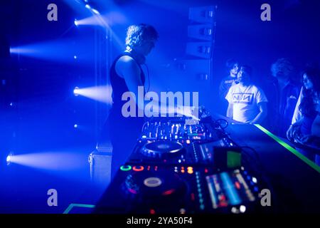 Édimbourg, Écosse. Ven. 11 octobre 2024. Daniel Avery, producteur de musique électronique et DJ anglais, est sur scène à la Fruitmarket Gallery. Cela faisait partie d’une soirée club promue par le site d’Édimbourg Sneaky Pete’s, sa 10e collaboration avec le site. Daniel Avery a commencé le DJing en 2009 sous le nom de Stopmakingme et a sorti cinq albums dont Love + Light (2020), Together in Static (2021) et Ultra Truth (2022). Banque D'Images