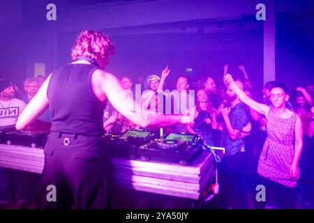 Édimbourg, Écosse. Ven. 11 octobre 2024. Daniel Avery, producteur de musique électronique et DJ anglais, est sur scène à la Fruitmarket Gallery. Cela faisait partie d’une soirée club promue par le site d’Édimbourg Sneaky Pete’s, sa 10e collaboration avec le site. Daniel Avery a commencé le DJing en 2009 sous le nom de Stopmakingme et a sorti cinq albums dont Love + Light (2020), Together in Static (2021) et Ultra Truth (2022). Banque D'Images