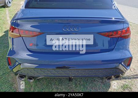 Détail de l'arrière d'une limousine audi a3 bleue garée à l'extérieur, montrant les feux arrière, l'aileron et les tuyaux d'échappement Banque D'Images