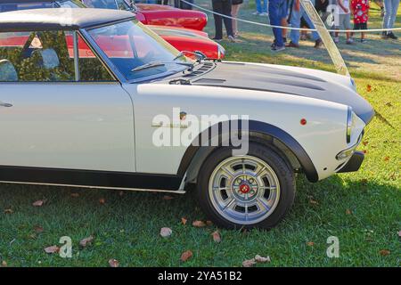 Araignée sport Fiat 124 blanche classique abarth garée sur un terrain en herbe lors d'un salon automobile Banque D'Images