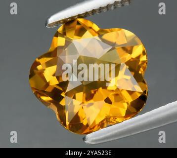 Pierre précieuse citrine naturelle exquise coupée en forme d'étoile avec teinte jaune rayonnante. Banque D'Images