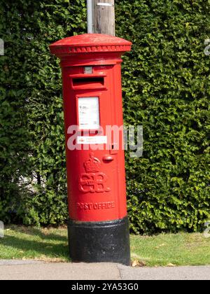 Boîte postale rouge Edward VIIIe à Waggon Road, Enfield, un bel exemple d'une boîte rare portant le chiffre d'Edward VIIIe qui a abdiqué en 1936 Banque D'Images