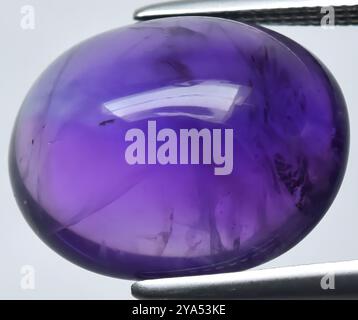 Exquis Purple Amethyst Cabochon affichant une clarté et un éclat fascinants. Banque D'Images