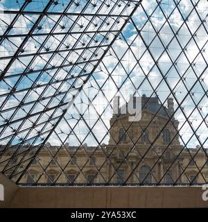 Paris, France, 12 août 2024 Palais du Louvre avec la célèbre structure pyramidale de verre moderne Banque D'Images