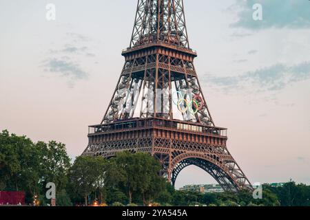 Paris, France, 12 août 2024 vue sur la Tour Eiffel décorée d'anneaux olympiques pendant les jeux olympiques d'été de Paris Banque D'Images