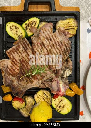 côtes grillées avec légumes et citron sur la table sur un plateau en fonte. Photo de haute qualité Banque D'Images