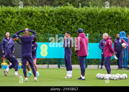 Le défenseur anglais Trent Alexander-Arnold (Liverpool) réagit et sourit avec Lee Carsley et Jude Bellingham pendant la séance d'entraînement en Angleterre avant le match de la Ligue des Nations Finlande - Angleterre au terrain d'entraînement de Tottenham Hotspur, Enfield, Royaume-Uni le 12 octobre 2024 Credit : Every second Media/Alamy Live News Banque D'Images