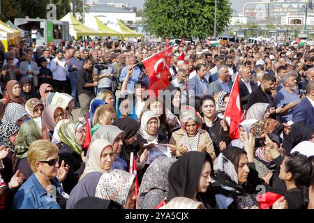 Gaziantep, Turkiye. 20 octobre 2023. Une manifestation de masse pro-Gaza est organisée à Gaziantep après les prières du vendredi, dans le cadre de l'offensive militaire israélienne dans l'enclave palestinienne. Le rassemblement a commencé à la mosquée Ulu Cami et s'est terminé sur la place de la démocratie, avec les participants renonçant au drapeau national palestinien et aux banderoles en solidarité avec les Palestiniens de Gaza et condamnant ce qu'ils appellent les « massacres israéliens » dans l'enclave palestinienne. Certains manifestants ont piétiné le drapeau israélien pendant la manifestation Banque D'Images