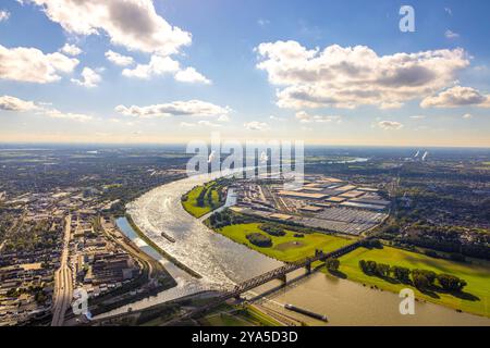 Luftbild, Duisburg-West, logport i eins Rheinhausen, duisport mit D3T Duisburg Trimodal terminal, dit Duisburg intermodal terminal und Automobil-Logistik am Fluss Rhein, vorne die Hochfelder Eisenbahnbrücke, hinten links der logport II Zwei und HKM Hüttenwerke Krupp Mannesmann am Fluss Rhein, Fernsicht und blauer Himmel mit Wolken, Friedrich, Rugeburg, Rubiburg, Rubiburg Nordrhein-Westfalen, Deutschland ACHTUNGxMINDESTHONORARx60xEURO *** vue aérienne, Duisburg Ouest, logport I One Rheinhausen, duisport avec terminal trimodal D3T Duisburg, terminal intermodal dit Duisburg et Automobil Logis Banque D'Images