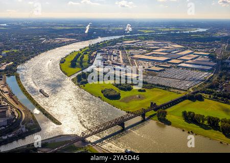 Luftbild, Duisburg-West, logport i eins Rheinhausen, duisport mit D3T Duisburg Trimodal terminal, dit Duisburg intermodal terminal und Automobil-Logistik am Fluss Rhein, vorne die Hochfelder Eisenbahnbrücke, hinten links der logport II Zwei und HKM Hüttenwerke Krupp Mannesmann am Fluss Rhein, Fernsicht, Friemerheim, Hochfeld, Duisburg, Duisburg, Ruhrgebiet, Nordrhein-Westfalen, Deutschland ACHTUNGxMINDESTHONORARx60xEURO *** vue aérienne, Duisburg Ouest, logport I One Rheinhausen, duisport avec terminal trimodal D3T Duisburg, terminal intermodal dit Duisburg et Automobil Logistik sur le Rhin, en fr Banque D'Images