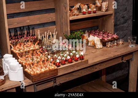 Tableau exquis de délices gastronomiques sur un affichage en bois rustique. Banque D'Images