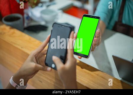 Concept d'utilisation de smartphones pour scanner des codes QR pour effectuer des paiements Banque D'Images