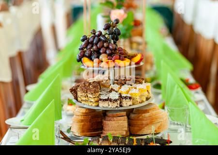 Élégante table buffet avec desserts assortis et fruits frais. Banque D'Images