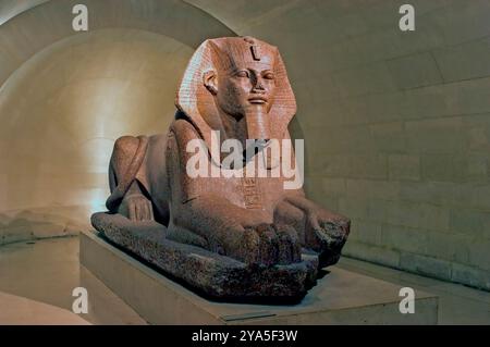 Paris, France, exposition du musée du Louvre. Galerie Égypte antique, aile Sully. Sculpture de Sphinx de Tanis, en granit rose. Banque D'Images