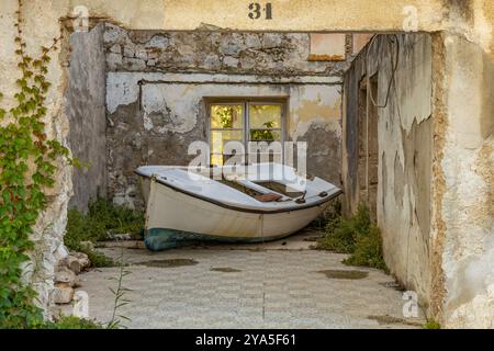 Un vieux bateau de pêche qui fuyait a débarqué dans le port de Trpanj Banque D'Images
