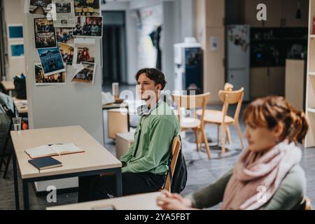 Les étudiants écoutent attentivement le professeur âgé en classe Banque D'Images