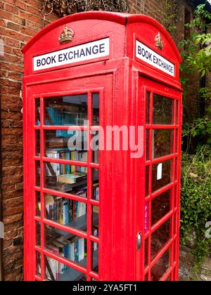 Un échange de livres dans une cabine téléphonique convertie dans le village de Woodborough, Nottingham, Angleterre, Royaume-Uni Banque D'Images