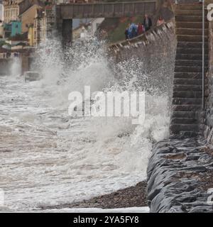 Dawlish, Devon, Royaume-Uni. 12 octobre 2024. Météo britannique : des vagues agitées frappent la digue à Dawlish, Devon. Crédit : Nidpor/Alamy Live News Banque D'Images