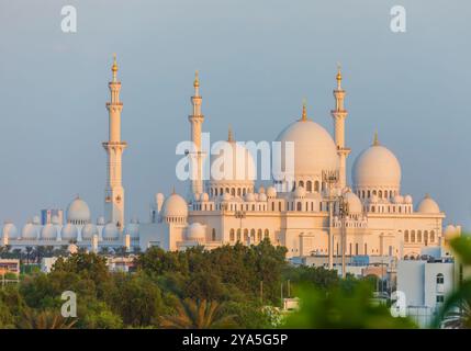 Abou Dhabi, Émirats Arabes Unis - 22 avril 2023 : Grande Mosquée du cheikh Zayed au crépuscule Banque D'Images