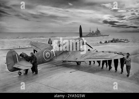 Un Supermarine Seafire, la version navale du chasseur Supermarine Spitfire sur un pont d'envol de porte-avions. Le premier Seafire viable sur le plan opérationnel, le F Mk. La variante III est devenue disponible en 1942, ce qui a conduit à une utilisation généralisée avec la Fleet Air Arm. Il a d'abord combattu en novembre 1942 lors de l'opération Torch, les débarquements alliés en Afrique du Nord, puis a fourni une couverture aérienne pour l'invasion alliée de la Sicile et de l'Italie. En 1944, un grand nombre d'entre eux ont fourni un soutien aérien aux forces terrestres pendant le débarquement en Normandie, rejoignant plus tard la flotte britannique du Pacifique. Banque D'Images