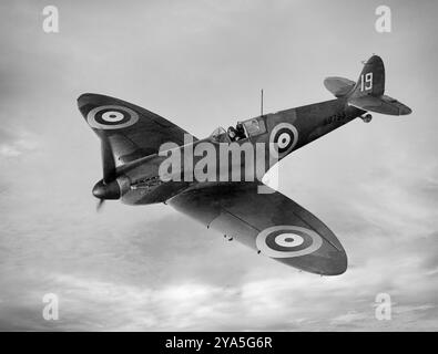 Un Supermarine Spitfire Mk I du No.19 Squadron. L'avion était propulsé par un moteur Rolls Royce Merlin III donnant une vitesse maximale de 367 mph. Il est entré en service en 1938 et a été la marque qui a principalement combattu lors de la bataille d'Angleterre. Le chasseur monoplace britannique a été utilisé par la Royal Air Force et d'autres pays alliés avant, pendant et après la première Guerre mondiale. Il a été le seul chasseur britannique produit en continu tout au long de la guerre, bien que dans de nombreuses marques (versions). Banque D'Images