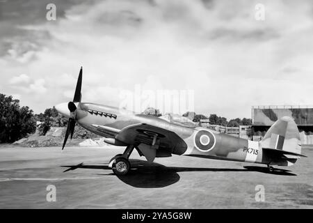 Le Supermarine Spitfire Mk 24 était la dernière variante introduite en service fin 1945. Conçu comme un avion de chasse-intercepteur, le F Mk 24 atteint une vitesse maximale de 454 mph (731 km/h) et peut atteindre une altitude de 30 000 ft (9 100 m) en huit minutes, le mettant sur un pied d'égalité avec les chasseurs à moteur à pistons les plus avancés de l'époque. Le chasseur monoplace britannique a été utilisé par la Royal Air Force et d'autres pays alliés avant, pendant et après la première Guerre mondiale. Il a été le seul chasseur britannique produit en continu tout au long de la guerre, bien que dans de nombreuses marques (versions). Banque D'Images