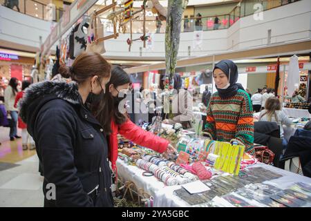 Gaziantep, Turquie. 05 mars 2022. Le conseil des femmes entrepreneurs de l'Union des chambres de Turquie organise un événement avant la Journée internationale de la femme, dans la ville de Gaziantep, dans le sud de la Turquie. Plusieurs femmes entreprenantes ont installé des stands exposant leurs propres articles artisanaux, tels que des bijoux, des sacs à main et des jouets, ainsi que des plats faits maison. Le 08 mars, les femmes du monde entier commémorent la Journée internationale de la femme (JIJ), pour se concentrer et réfléchir sur les droits des femmes, leurs réalisations culturelles, politiques et socioéconomiques, et sur l'égalité des sexes Banque D'Images