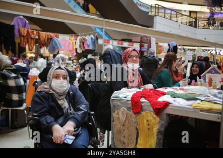 Gaziantep, Turquie. 05 mars 2022. Le conseil des femmes entrepreneurs de l'Union des chambres de Turquie organise un événement avant la Journée internationale de la femme, dans la ville de Gaziantep, dans le sud de la Turquie. Plusieurs femmes entreprenantes ont installé des stands exposant leurs propres articles artisanaux, tels que des bijoux, des sacs à main et des jouets, ainsi que des plats faits maison. Le 08 mars, les femmes du monde entier commémorent la Journée internationale de la femme (JIJ), pour se concentrer et réfléchir sur les droits des femmes, leurs réalisations culturelles, politiques et socioéconomiques, et sur l'égalité des sexes Banque D'Images