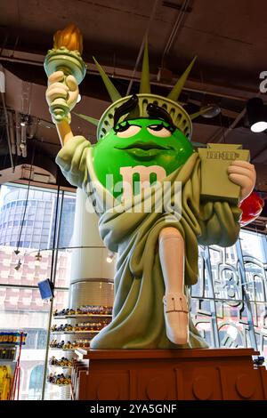 Le personnage vert de M&M's représentant la Statue de la liberté, à l'intérieur du M&M's World Store à Manhattan, New York. Banque D'Images