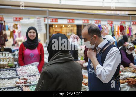 Gaziantep, Turquie. 05 mars 2022. Le conseil des femmes entrepreneurs de l'Union des chambres de Turquie organise un événement avant la Journée internationale de la femme, dans la ville de Gaziantep, dans le sud de la Turquie. Plusieurs femmes entreprenantes ont installé des stands exposant leurs propres articles artisanaux, tels que des bijoux, des sacs à main et des jouets, ainsi que des plats faits maison. Le 08 mars, les femmes du monde entier commémorent la Journée internationale de la femme (JIJ), pour se concentrer et réfléchir sur les droits des femmes, leurs réalisations culturelles, politiques et socioéconomiques, et sur l'égalité des sexes Banque D'Images