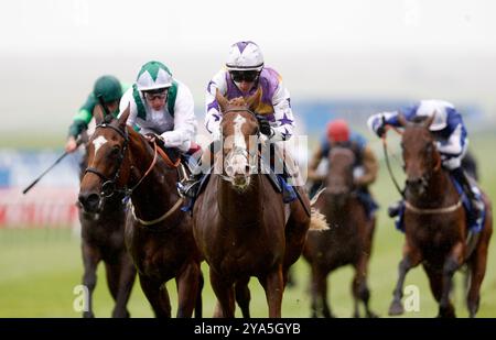 Starzintheireyes monté par Rossa Ryan (au centre) rentrant à la maison pour gagner les Palace Pier Zetland Stakes lors de Dubai future Champions Day à Newmarket Racecourse. Date de la photo : samedi 12 octobre 2024. Banque D'Images