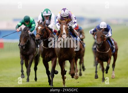 Starzintheireyes monté par Rossa Ryan (au centre) rentrant à la maison pour gagner les Palace Pier Zetland Stakes lors de Dubai future Champions Day à Newmarket Racecourse. Date de la photo : samedi 12 octobre 2024. Banque D'Images