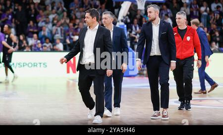 Goettingen, Deutschland. 11 octobre 2024. IM Bild : v.Li. Entraîneur-chef Sasa Filipovski (paniers de Wuerzburg), co-entraîneur Dejan Mihevic (paniers de Wuerzburg), co-entraîneur Marcin Wit (paniers de Wuerzburg) et co-entraîneur Paco Scekic (paniers de Wuerzburg) 11.10.2024, BG Goettingen v. FIT-One Wuerzburg paniers, easyCredit BBL-Pokal, Achtelland, Goettingen, Deuttingen Sparkassen-Arena, crédit : dpa/Alamy Live News Banque D'Images