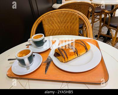 Deux tasses de café et gâteau feuilleté dans un café. Banque D'Images