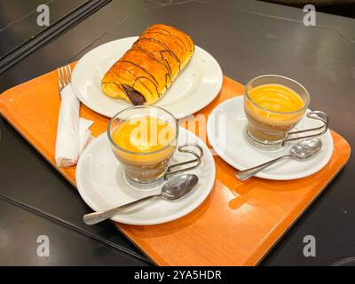 Deux tasses de café et gâteau feuilleté. Banque D'Images