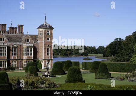 Blickling Hall - Jacobean Manor House, Blicking, Norfolk, Angleterre, Royaume-Uni - vue sur le jardin du parterre et le lac au-delà Banque D'Images