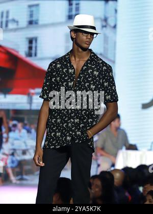 Colombo, Sri Lanka. 11 octobre 2024. Un mannequin présente une création lors du Youth Fashion Show à Colombo, Sri Lanka, le 11 octobre 2024. Crédit : Ajith Perera/Xinhua/Alamy Live News Banque D'Images