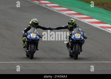 Longfield, Royaume-Uni. 12 octobre 2024. Ryan Vickers d'OMG GRILLA Yamaha Racing et Kyle Ryde d'OMG GRILLA Yamaha Racing lors des qualifications pour la 11e manche du Bennetts British Super Bike Championship à Brands Hatch, Longfield, Angleterre, le 12 octobre 2024. Photo de Ken Sparks. Utilisation éditoriale uniquement, licence requise pour une utilisation commerciale. Aucune utilisation dans les Paris, les jeux ou les publications d'un club/ligue/joueur. Crédit : UK Sports pics Ltd/Alamy Live News Banque D'Images