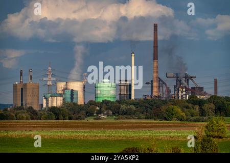 Hüttenwerke Krupp-Mannesmann, HKM in Duisburg-Hüttenheim, 2 Hochöfen, Kokerei, Löschwolke, Rheinauen in Duisburg-Mündelheim, NRW, Deutschland, links das Gaskraftwerk, Kühltürme, HKM Stahlwerk *** Hüttenwerke Krupp Mannesmann, HKM à Duisburg Hüttenheim, 2 hauts fourneaux, cokerie, nuage extincteur, Rheinauen à Duisburg Mündelheim, NRW, Allemagne, à gauche la centrale à gaz, les tours de refroidissement, les aciéries HKM Banque D'Images