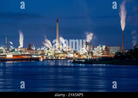 Chempark Krefeld-Uerdingen, rund 40 Betriebe sind in dem Chemiepark am Rhein angesiedelt, es gibt 3 Chemparks en NRW, Abends am Rhein, Deutschland, Chempark Krefeld-Uerdingen *** Chempark Krefeld Uerdingen, environ 40 entreprises sont situées dans le parc chimique sur le Rhin, il y a 3 parcs chimiques en NRW, Abends am Rhein, Allemagne, Chempark Krefeld Uerdingen Banque D'Images