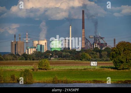 Hüttenwerke Krupp-Mannesmann, HKM in Duisburg-Hüttenheim, 2 Hochöfen, Kokerei, Rheinauen in Duisburg-Mündelheim, NRW, Deutschland, links das Gaskraftwerk, Kühltürme, HKM Stahlwerk *** Hüttenwerke Krupp Mannesmann, HKM in Duisburg Hüttenheim, 2 hauts fourneaux, cokerie, Rheinauen in Duisburg Mündelheim, NRW, Allemagne, à gauche la centrale à gaz, tours de refroidissement, aciéries HKM Banque D'Images