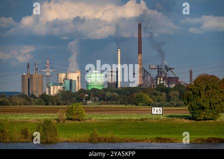 Hüttenwerke Krupp-Mannesmann, HKM in Duisburg-Hüttenheim, 2 Hochöfen, Kokerei, Rheinauen in Duisburg-Mündelheim, NRW, Deutschland, links das Gaskraftwerk, Kühltürme, HKM Stahlwerk *** Hüttenwerke Krupp Mannesmann, HKM in Duisburg Hüttenheim, 2 hauts fourneaux, cokerie, Rheinauen in Duisburg Mündelheim, NRW, Allemagne, à gauche la centrale à gaz, tours de refroidissement, aciéries HKM Banque D'Images