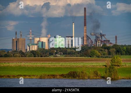 Hüttenwerke Krupp-Mannesmann, HKM in Duisburg-Hüttenheim, 2 Hochöfen, Kokerei, Rheinauen in Duisburg-Mündelheim, NRW, Deutschland, links das Gaskraftwerk, Kühltürme, HKM Stahlwerk *** Hüttenwerke Krupp Mannesmann, HKM in Duisburg Hüttenheim, 2 hauts fourneaux, cokerie, Rheinauen in Duisburg Mündelheim, NRW, Allemagne, à gauche la centrale à gaz, tours de refroidissement, aciéries HKM Banque D'Images