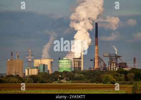 Hüttenwerke Krupp-Mannesmann, HKM in Duisburg-Hüttenheim, 2 Hochöfen, Kokerei, Löschwolke, Rheinauen in Duisburg-Mündelheim, NRW, Deutschland, links das Gaskraftwerk, Kühltürme, HKM Stahlwerk *** Hüttenwerke Krupp Mannesmann, HKM à Duisburg Hüttenheim, 2 hauts fourneaux, cokerie, nuage extincteur, Rheinauen à Duisburg Mündelheim, NRW, Allemagne, à gauche la centrale à gaz, les tours de refroidissement, les aciéries HKM Banque D'Images