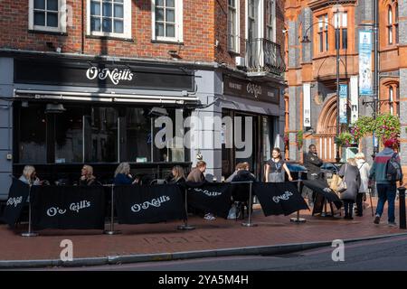 O'Neills's Irish Pub chaîne de restaurants avec musique dans le centre-ville de Reading, Berkshire, Angleterre, Royaume-Uni, avec des gens assis à l'extérieur Banque D'Images