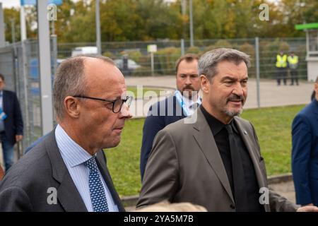 Augsbourg, Bavière, Allemagne - 12 octobre 2024 : Conférence du Parti de la CSU (Union chrétienne-sociale de Bavière) à Augsbourg. Arrivée à Augsbourg du ministre-président Dr Markus Söder et du chancelier fédéral Friedrich Merz CDU *** Parteitag der CSU (Union Christlich-Soziale du Bayern). Eintreffen von Ministerpräsident Dr Markus Söder und Bundeskanzler Kanidat Friedrich Merz crédit CDU : MB NEWS/Alamy Live News Banque D'Images