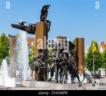 Bruges, Belgique - 11 juillet 2010 : Fontaine, place 't Zand. Sculpture de 'les cyclistes' parmi les sources d'eau dans une place publique. Banque D'Images