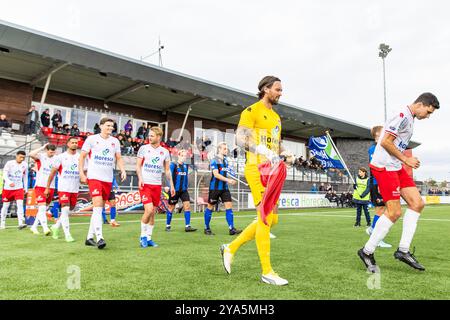 NOORDWIJK. 12-10-2024. Sportpark Duinwetering. Betnation Divisie. Dutch Tweede Divisie Football, saison 2024/2025. Match entre VV Noordwijk - ACV Assen. Les joueurs de Noordwijk et Assen entrent sur le terrain. Crédit : Pro Shots/Alamy Live News Banque D'Images